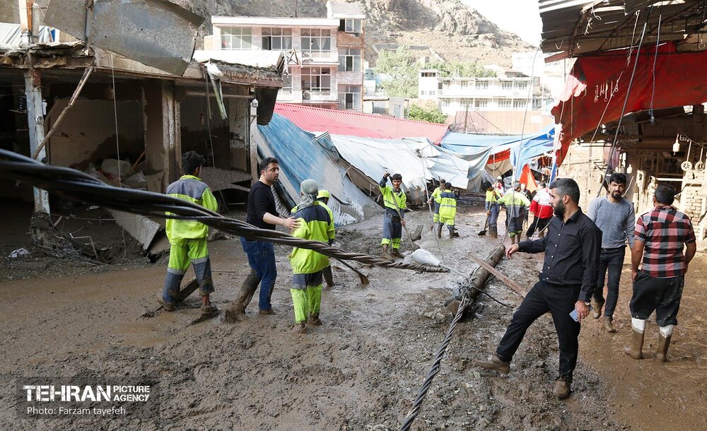 تلاش نیروهای امدادی تهران برای تخلیه مناطق سیل زده کن