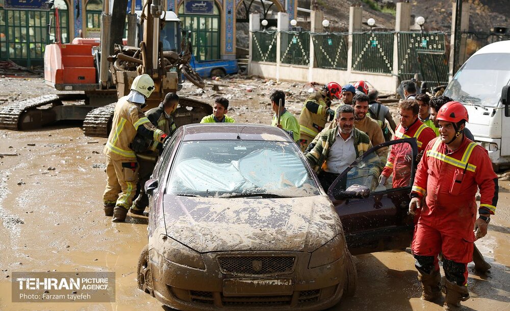 تلاش نیروهای امدادی تهران برای تخلیه مناطق سیل زده کن