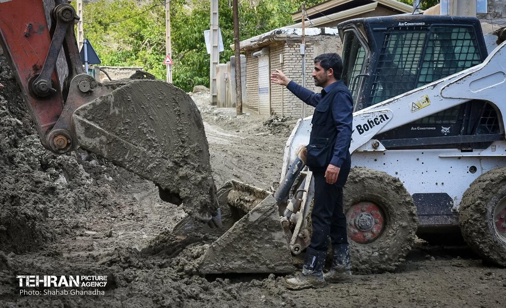 امداد رسانی شهرداری منطقه 14 به مناطق سیل زده فیروزکوه