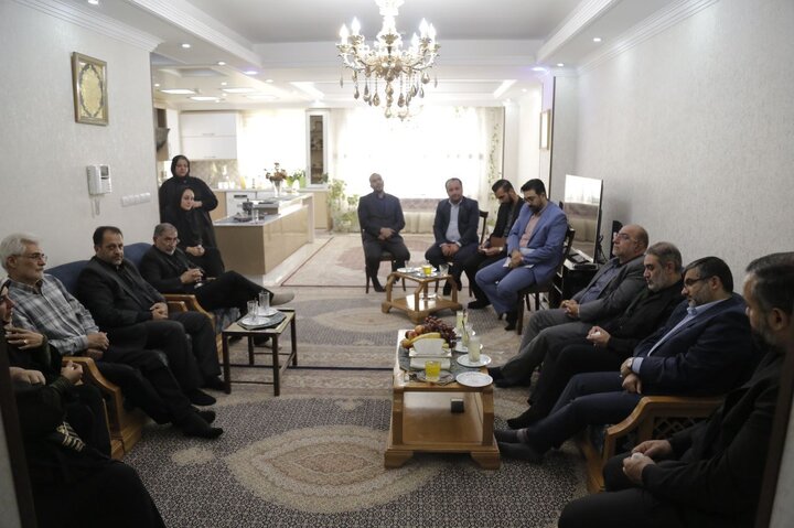 دیدار مشاور شهردار تهران و شهرداران مناطق ۶ و ۲۱ با خانواده شهید خدمت عبدالرضا داودی