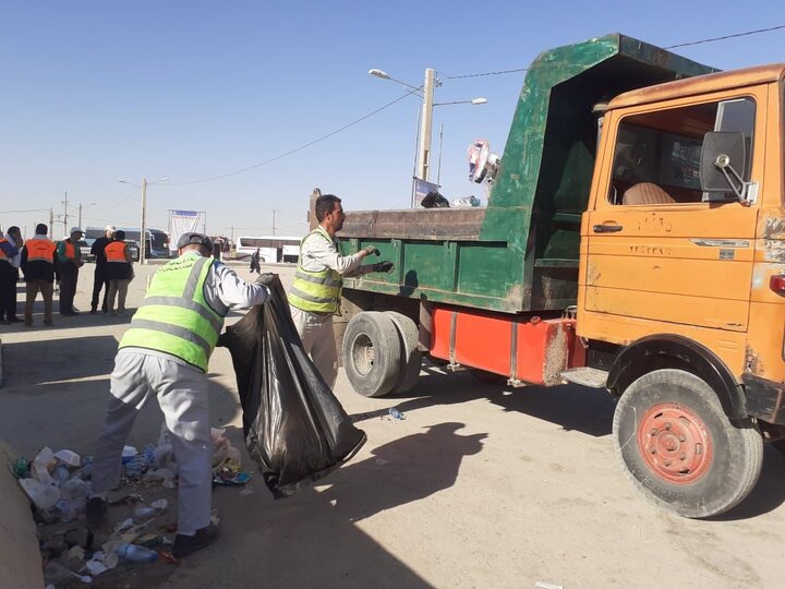 جمع‌آوری زباله‌های پایانه برکت در مرز مهران توسط خدام منطقه۱۱