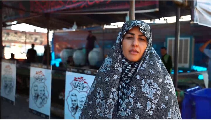 توزیع اقلام فرهنگی میان زوار اربعین در مرز مهران