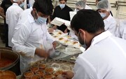 توزیع شبانه هزار بسته غذایی بین زائران اربعین در کاظمین