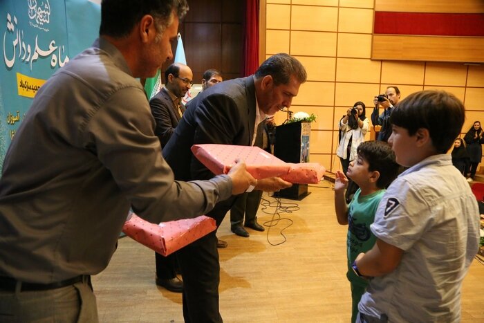 اهدای ۵۰۰ بسته لوازم تحصیلی به خانوادههای کمبرخوردار