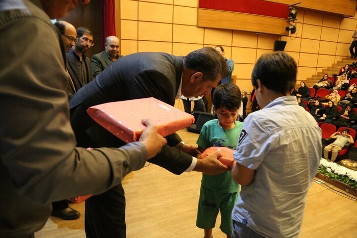 اهدای ۵۰۰ بسته لوازم تحصیلی به خانوادههای کمبرخوردار