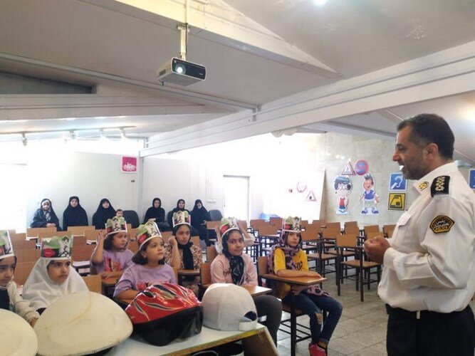 خطکشی بیش از ۵ هزار متر از محورهای منطقه ۱۰ در طرح استقبال از مهر