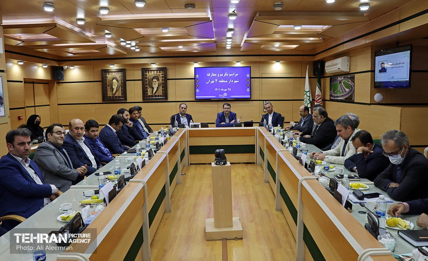 تملک املاک در محله امام خمینی(ره) با رعایت حقوق مردم انجام شود/ ضرورت ساماندهی اراضی بایر در منطقه ۱۵/ احداث پارکینگهای مکانیزه و به روز در منطقه۶