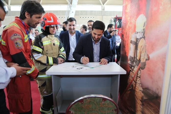 بازدید شهردار منطقه ۱۰ از هجدهمین نمایشگاه حملونقل، عمران و خدمات شهری/ تاکید بر تعامل و همکاری با شرکتهای دانشبنیان