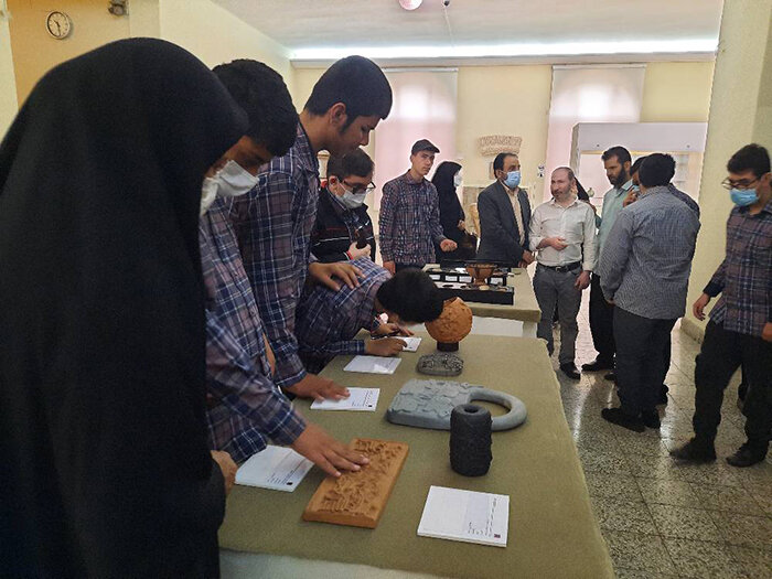حضور دانش‌آموزان نابینا در موزه ملی ایران