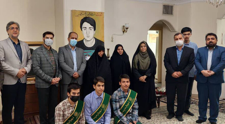 شهرداران مدارس منطقه ۱۲ به دیدار خانواده شهید دانش‌آموز رفتند