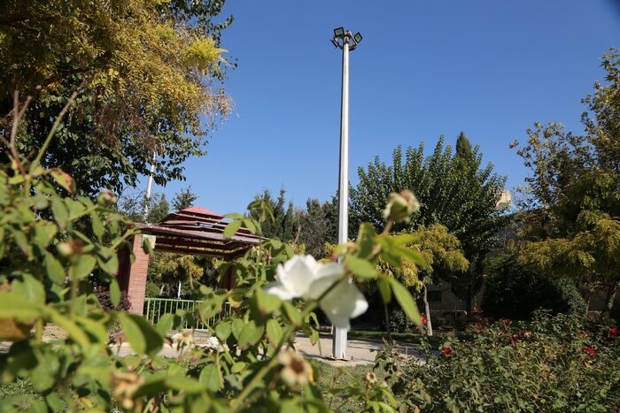 مشکل خاموشی بوستانهای منطقه ۱۰ رفع شد/ تجهیز پارکها به پایههای برج نوری