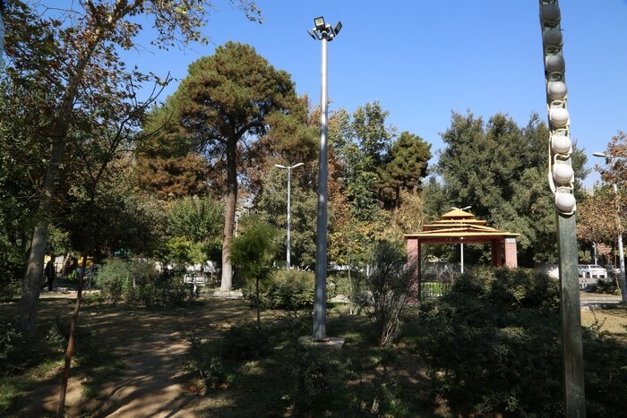 مشکل خاموشی بوستانهای منطقه ۱۰ رفع شد/ تجهیز پارکها به پایههای برج نوری