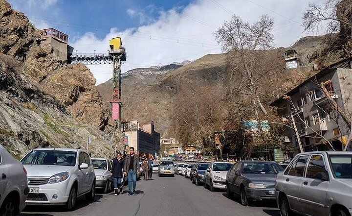 کاسبی با استیصال مردم | درآمد ۱۰۰ میلیونی یک پارکبان تهرانی از حاشیه خیابان دربند
