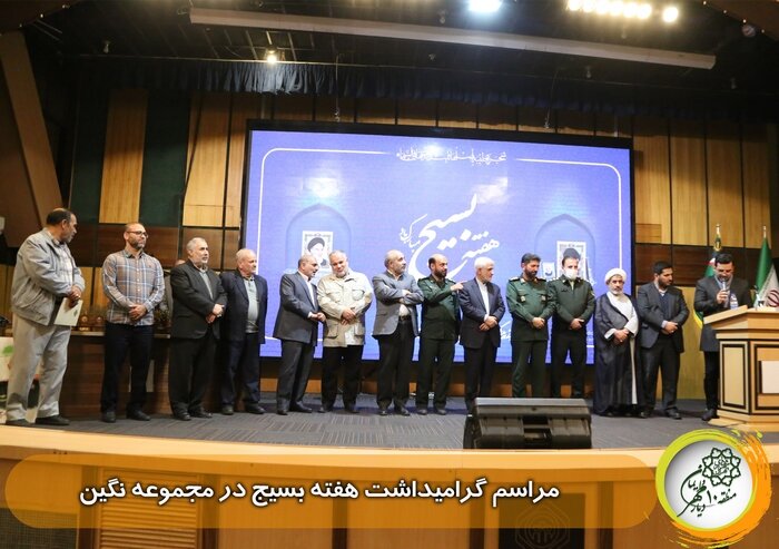 نوسازی تابلوهای تمثال شهدا و تجلیل از بسیجیان در منطقه ۱۰