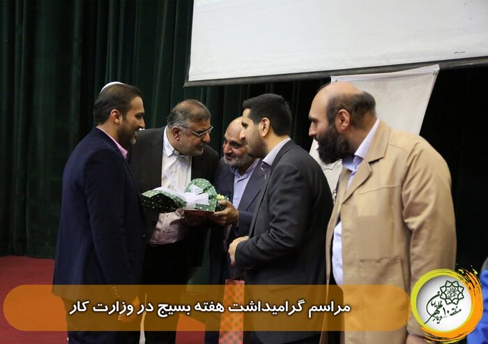 نوسازی تابلوهای تمثال شهدا و تجلیل از بسیجیان در منطقه ۱۰