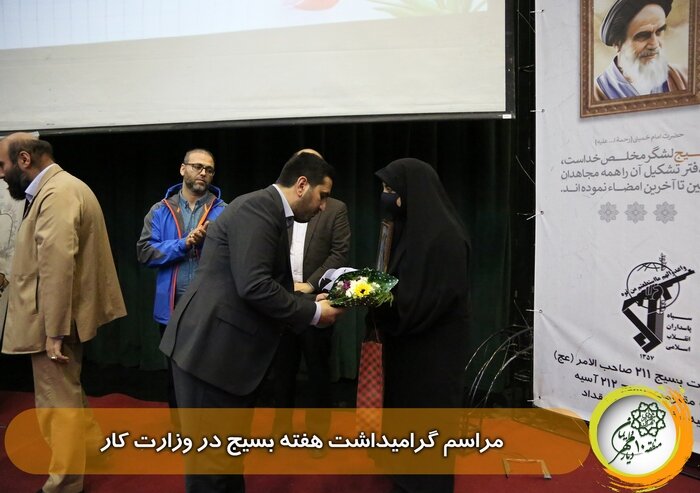 نوسازی تابلوهای تمثال شهدا و تجلیل از بسیجیان در منطقه ۱۰