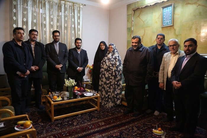 دیدار شهردار منطقه ۱۰ و مدیرکل ایثارگران شهرداری تهران با خانواده شهید اکبری 