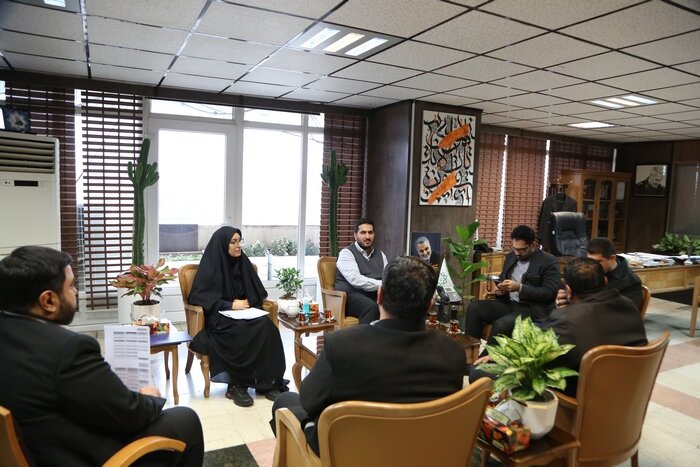 دیدار شهردار منطقه ۱۰ و مدیرکل ایثارگران شهرداری تهران با خانواده شهید اکبری 