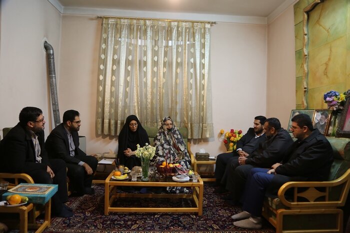 دیدار شهردار منطقه ۱۰ و مدیرکل ایثارگران شهرداری تهران با خانواده شهید اکبری