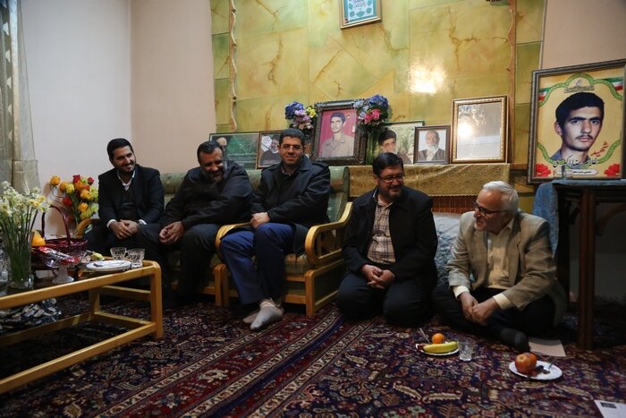 دیدار شهردار منطقه ۱۰ و مدیرکل ایثارگران شهرداری تهران با خانواده شهید اکبری