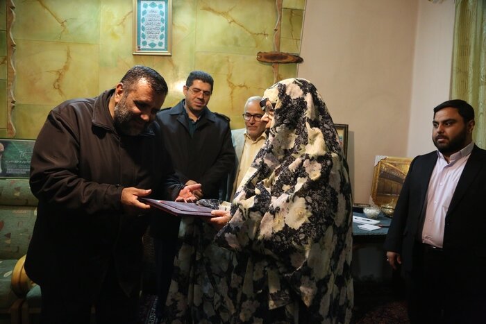 دیدار شهردار منطقه ۱۰ و مدیرکل ایثارگران شهرداری تهران با خانواده شهید اکبری