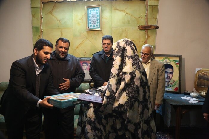 دیدار شهردار منطقه ۱۰ و مدیرکل ایثارگران شهرداری تهران با خانواده شهید اکبری