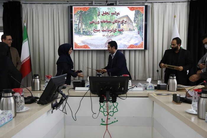 برگزیدگان مسابقات ورزشی هفته بسیج تجلیل شدند