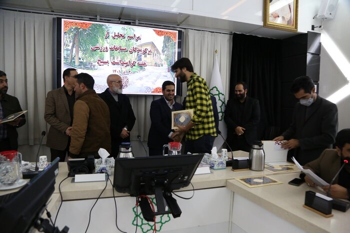 برگزیدگان مسابقات ورزشی هفته بسیج تجلیل شدند