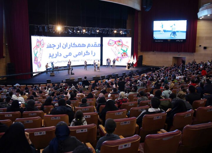 استقبال خانواده شهرداری تهران از اجرای طرح گشت و گذار بسته خرسندساز در برج میلاد