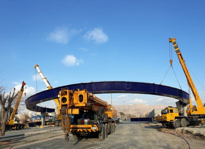 عملیات نصب عرشه پل دوربرگردان شرق به شرق بزرگراه شهید آوینی فردا به اتمام می‌رسد