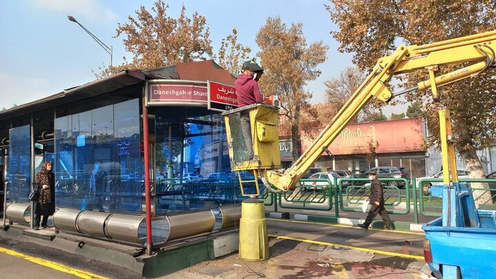 نوسازی تابلوهای راهنمای مسافر در ایستگاه‌های بی.آر.تی منطقه ۹