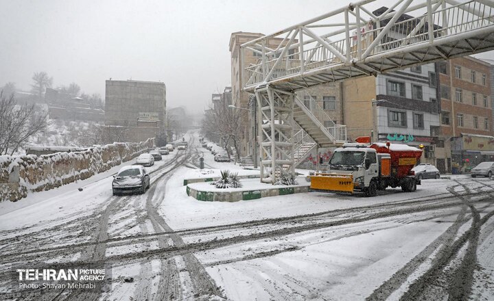 از ماندن ماشین‌های برف‌روب در ترافیک تا شدت بارش و یخ‌زدگی به دلیل برودت دما