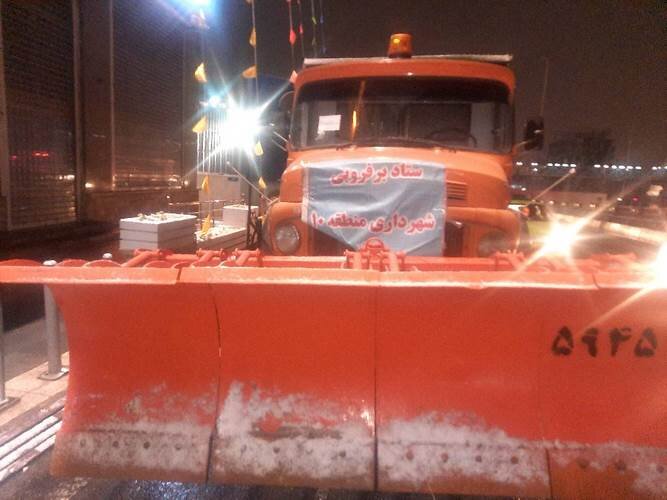 برفروبی معابر و ایمنسازی منطقه ۱۰/ افزایش بازدیدهای گشت فوریتهای اجتماعی