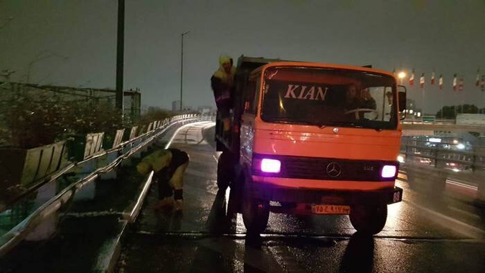 برفروبی معابر و ایمنسازی منطقه ۱۰/ افزایش بازدیدهای گشت فوریتهای اجتماعی