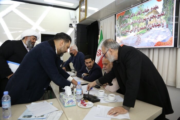 ملاقاتهای مردمی یکی از راههای موثر برای شناسایی مطالبات شهروندان است