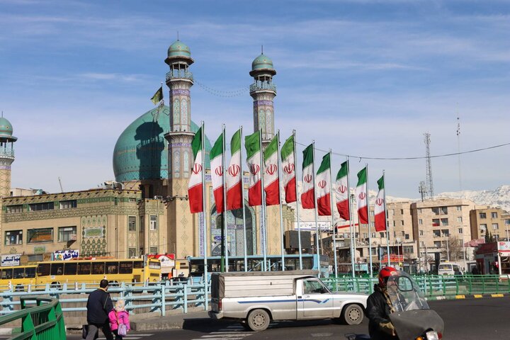 نصب ۴۵۰ پایه پرچم ایران بر روی پل‌های سواره‌رو منطقه ۴