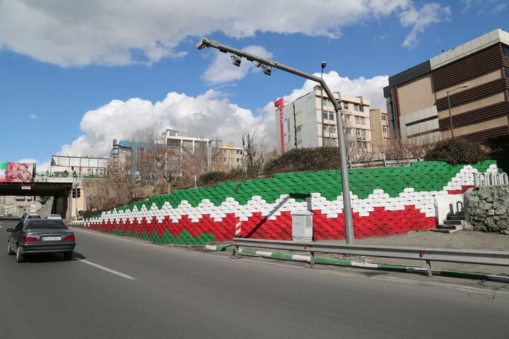 نصب بیش از ۶هزار متر ریسه پارچه‌ای پرچم در معابر منطقه شش