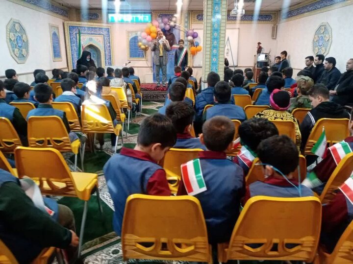 مراسم نواختن زنگ انقلاب و جشن دهه فجر در مدارس منطقه ۲۰ اجرا شد
