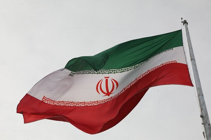 پرواز چتربازان با پرچم ایران از فراز برج میلاد