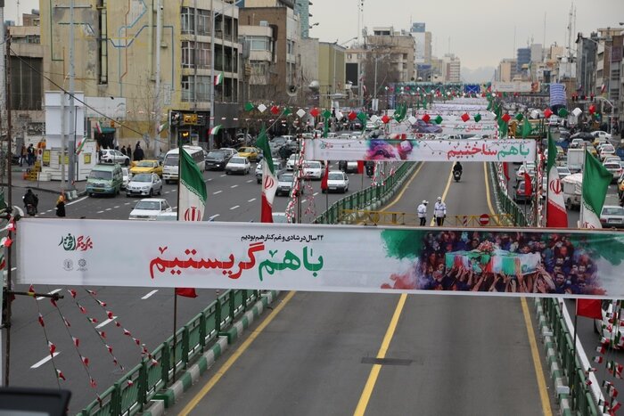 خیابان آزادی مهیای راهپیمایی۲۲ بهمن شد/ انجام بیش از ۳۲ هزار متر آذین‌بندی در منطقه ۱۰