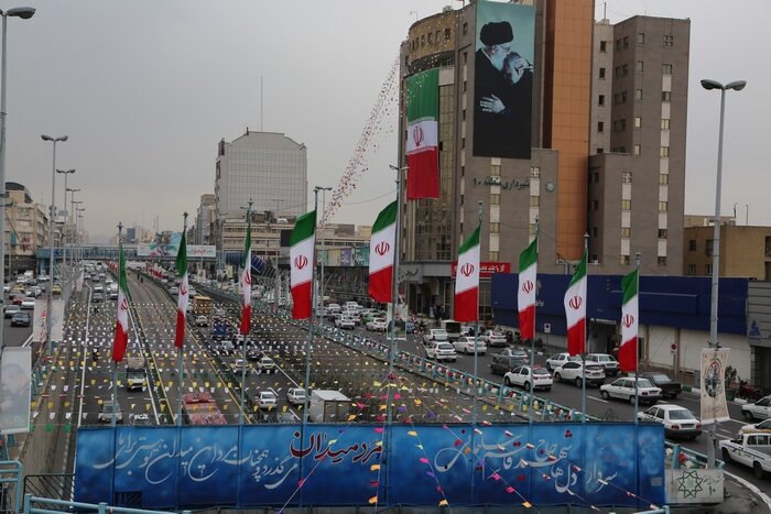 خیابان آزادی مهیای راهپیمایی۲۲ بهمن شد/ انجام بیش از ۳۲ هزار متر آذینبندی در منطقه ۱۰
