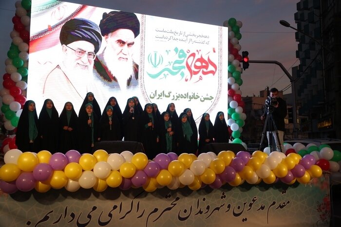 خیابان آزادی مهیای راهپیمایی۲۲ بهمن شد/ انجام بیش از ۳۲ هزار متر آذینبندی در منطقه ۱۰