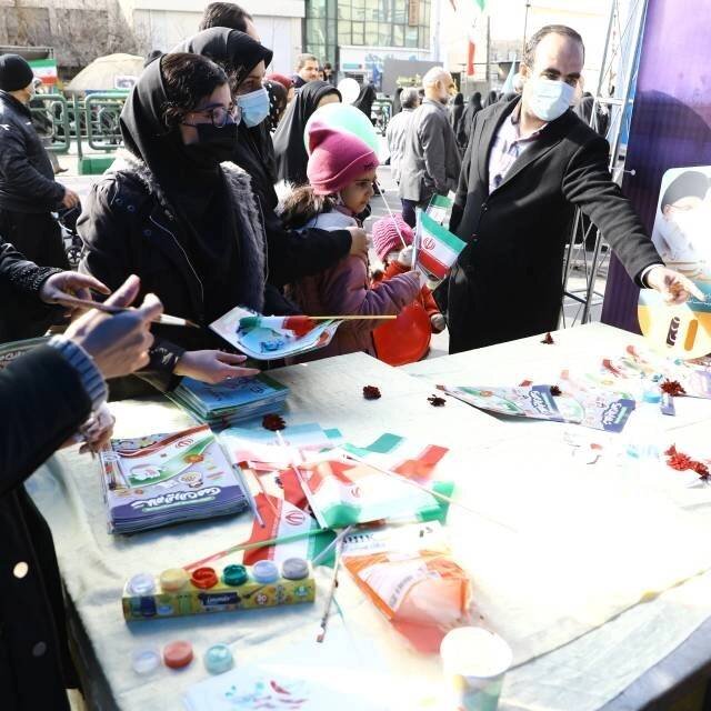 خدمت‌رسانی شهرداری منطقه۱۳ به شرکت‌کنندگان در راهپیمایی ۲۲ بهمن 
