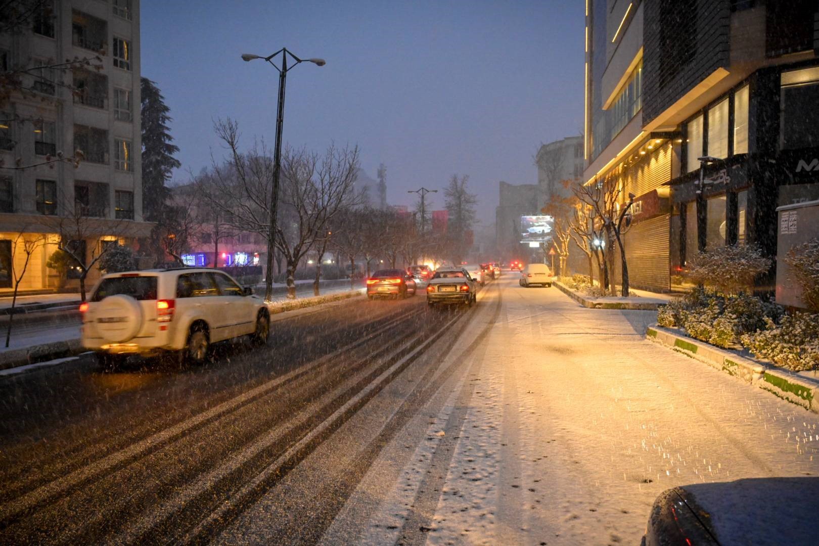 گزارش میدانی و لحظه به لحظه از عملیات برفروبی در پایتخت/ در معابر تهران چه میگذرد؟