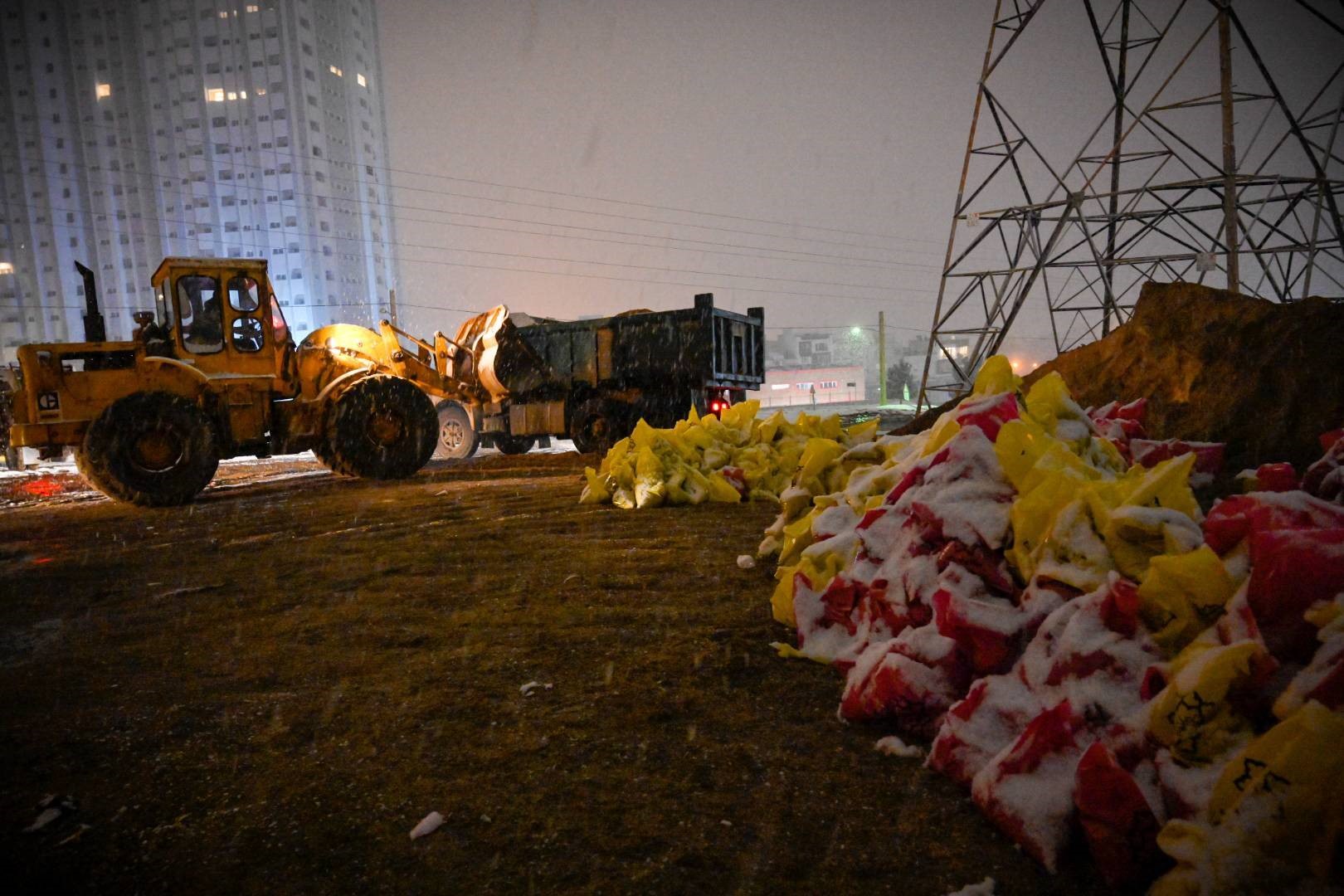 گزارش میدانی و لحظه به لحظه از عملیات برفروبی در پایتخت/ در معابر تهران چه میگذرد؟