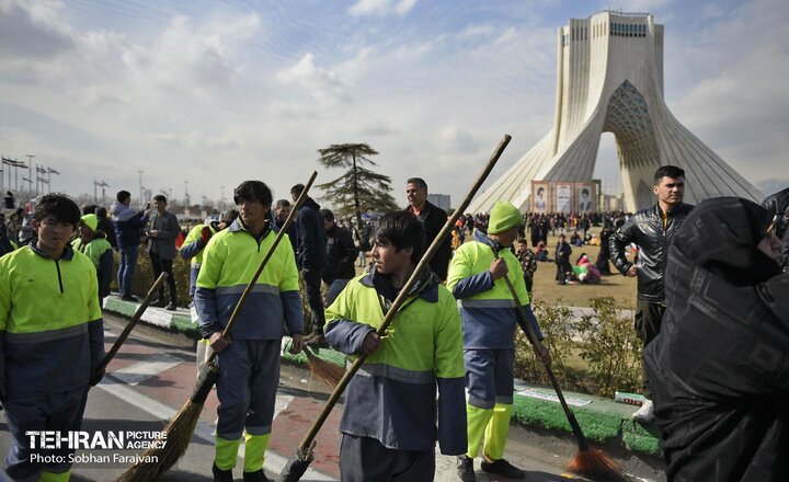 استقرار نیروهای سازمان پسماند در معابر برای پاکسازی مسیر راهپیمایی ۲۲ بهمن