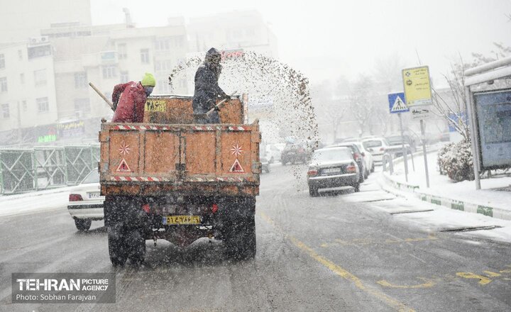جزئیات اقدامات شهرداری تهران در سنگین‌ترین برف ۵ سال اخیر/ از فعالیت ۱۱ هزار نیروی خدمات شهری تا اسکان ۴۵۰۰ بی‌خانمان