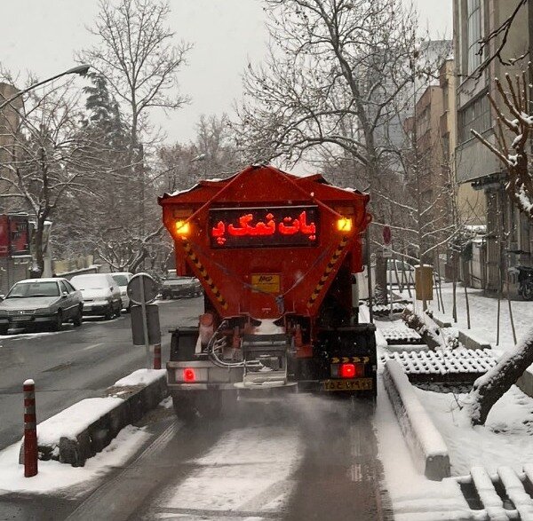 بهره‌گیری از ظرفیت کامل عوامل و تجهیزات خدمات شهری منطقه ۳ در زمان بارش برف
