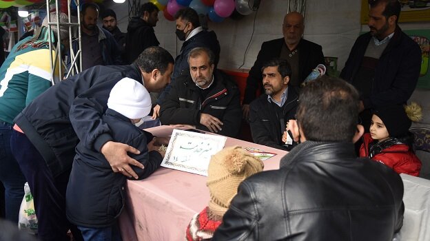 برپایی میز خدمت مدیران شهری منطقه ۱۴ در مسیر راهپیمایی ۲۲بهمن