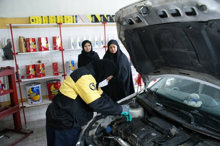 راه‌اندازی اولین تعمیرگاه خودرو ویژه بانوان در مراکز معاینه فنی شهر تهران
